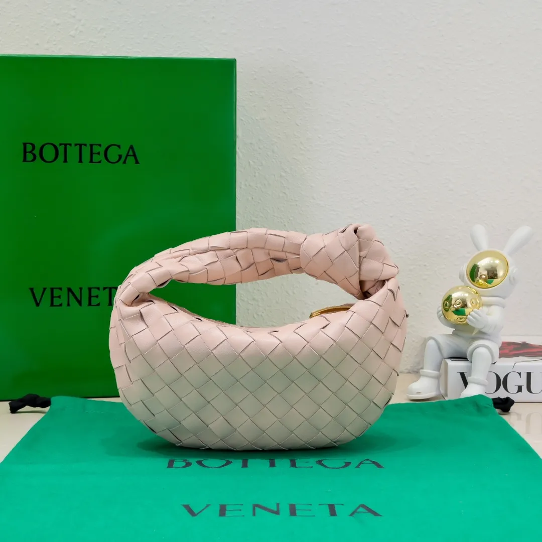 Batch 1120 Bv early spring series new product Mini Jodie 💙The new method is to round the corners on the original basis, and knot the round hobo bag with classic woven leather. The most iconic triangular pull-out design, using sheepskin draped soft shape, is super suitable for concave shapes ~ Jodie feels really gentle to people, it is definitely the best item for daily matching, unchanged weaving, new element twists, small and versatile, the new favorite of street style Internet celebrities, size 23x28x8 (6699-1)